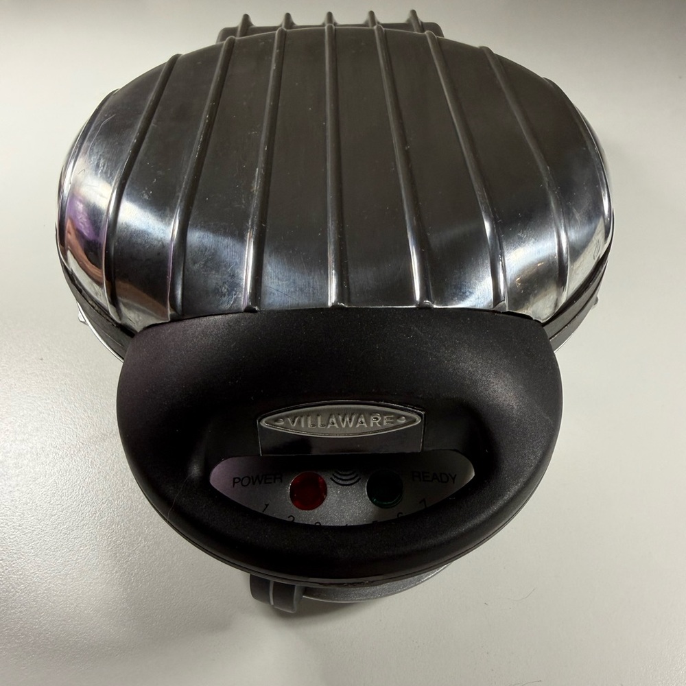 VillaWare 2002 7” Uno Classic Round Belgian Waffle Maker Silver Chrome